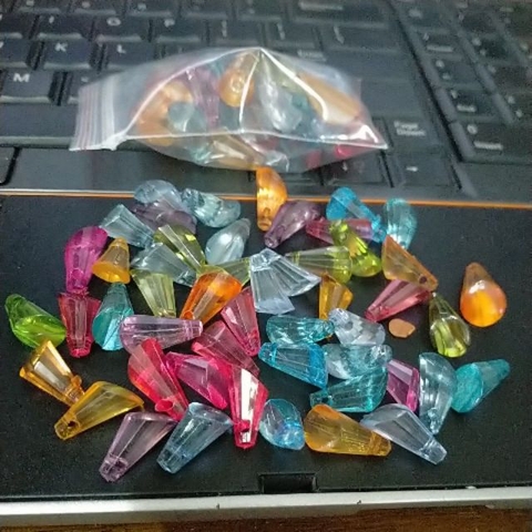 45 viên (25gam) hạt nhựa hình chóp vát đáy 8x15mm