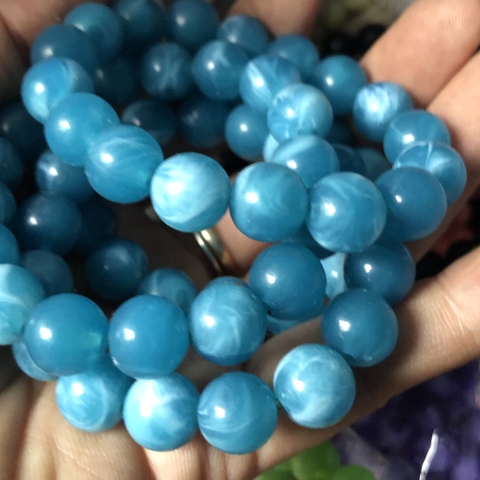 18 hạt nhựa tròn màu xanh biển vân giả đá 10mm (gói 10gam) có lỗ xỏ làm vòng tay, vòng cổ (TL)