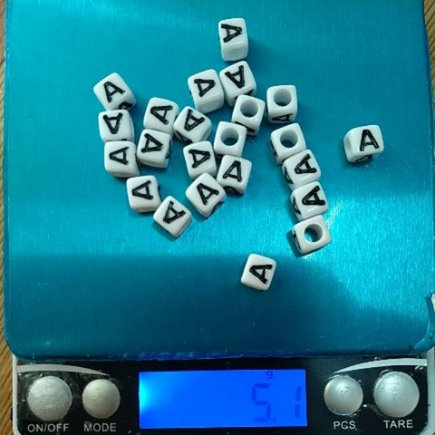 Gói 5gam chữ A - 20;hạt nhựa vuông 7mm