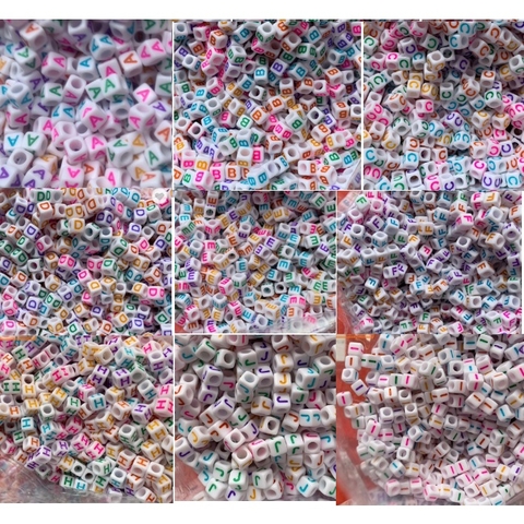 (chọn chữ theo yêu cầu) 2-5 Hạt chữ cái vuông 7mm từ A-Z có lỗ xỏ làm vòng nền trắng chữ đủ màu
