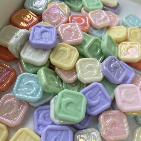 50-500gam Trăng vuông 23mm,hạt charm holo  bóng đẹp có lỗ xỏ