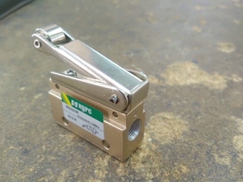 Công tắt hành trình hơi bánh xe 2 lỗ