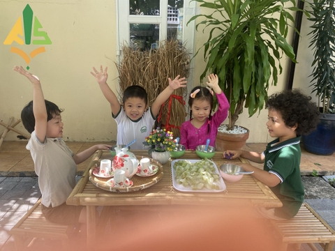 Under the warm sunshine, our little K1 gardeners were hard at work, looking extra adorable in their tiny hat and scarf