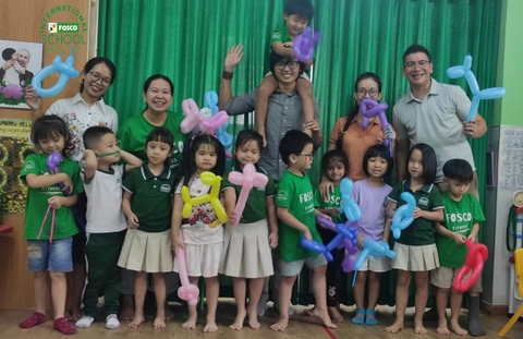 Thank you, Mr. Thinh (Moza's dad) for showing our kindergarten students how to make fun balloon creations!