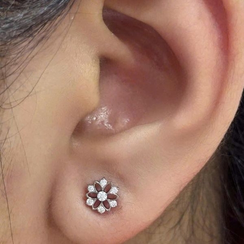 Khuyên tai Titanium bông hoa 6 cánh