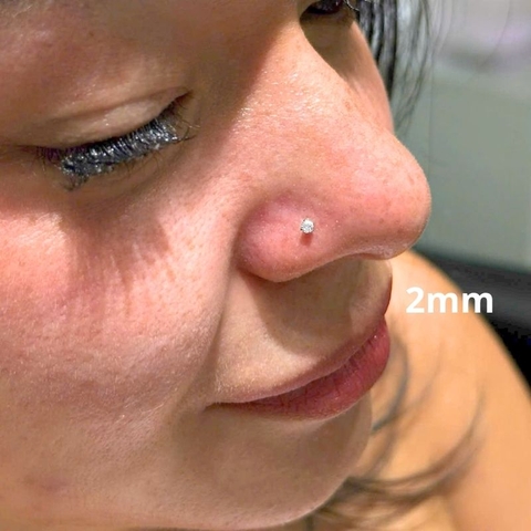 hình ảnh khách nữ đeo khuyên mũi nội đá 2mm tại ok365n