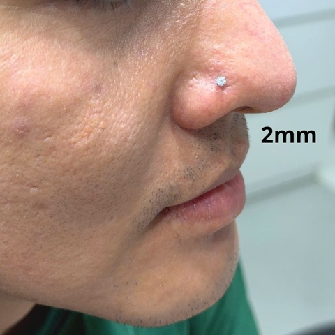 hình ảnh khách nam đeo khuyên mũi nội đá 2mm tại ok365n