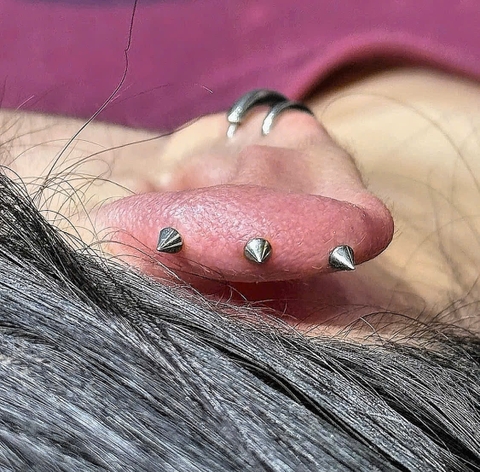 Khuyên tai hình nón ren trong Titanium