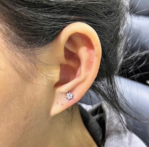 Khuyên titan hoa đính đá dễ thương