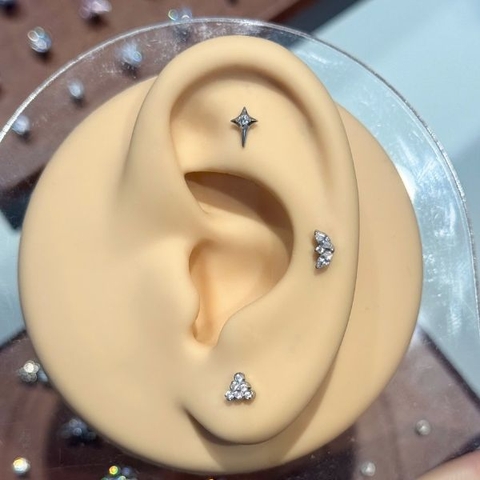 Khuyên tai kim tự tháp đính đá trắng