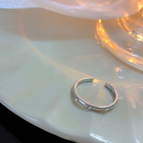 Hợp kim / nhẫn đính đá trắng