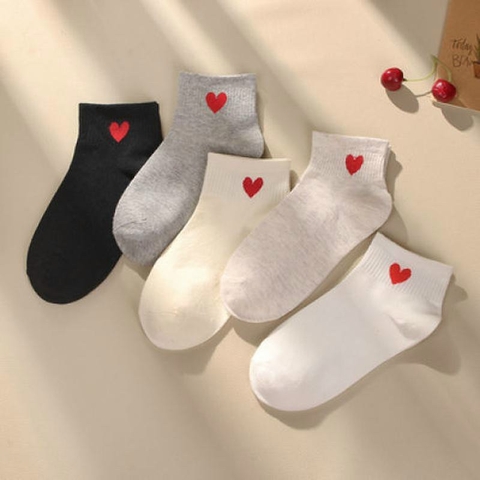 Tất trái tim đỏ