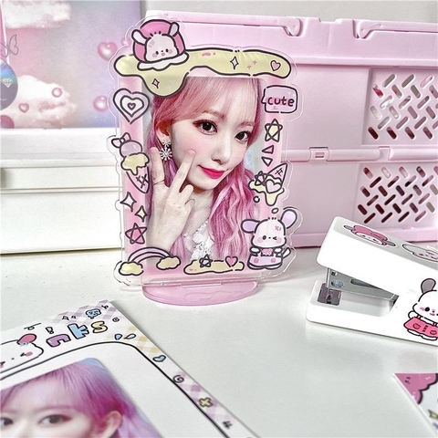 Tổng hợp mẫu standee, holder, frame đựng thẻ bo góc bắt trend