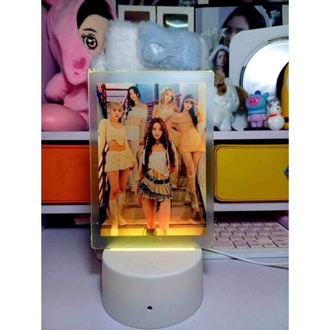 Đèn bàn trang trí nhiều màu Le Sserafim