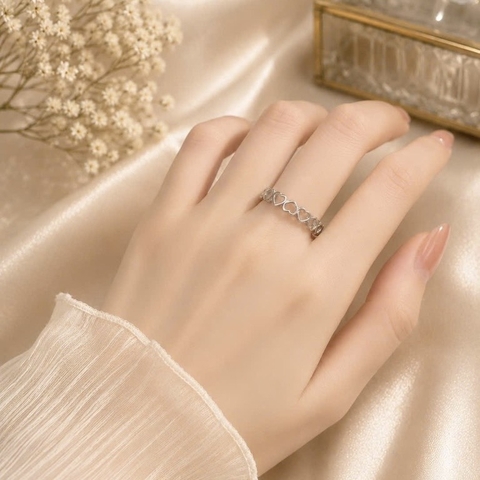 Nhẫn titan chuỗi tim rỗng