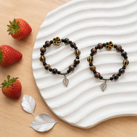 Vòng tay sứ nâu charm lá