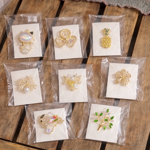 Cài áo đính đá 00950 DQM