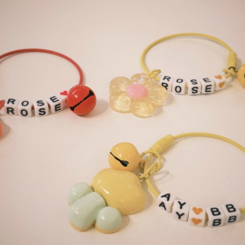 Móc khoá handmade chữ charm hoa