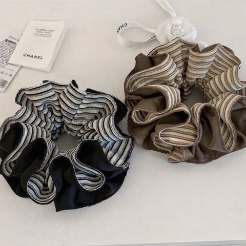 Scrunchies kẻ nâu đen