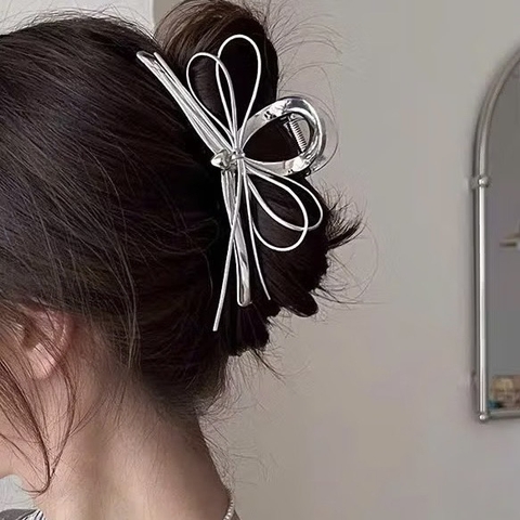 Kẹp càng cua nơ bạc tim