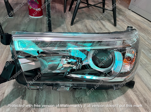 Đèn pha Toyota Hilux 2018 2 cầu