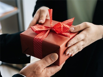 Đưa tình cảm đến người thân và đối tác với quà cá nhân hóa