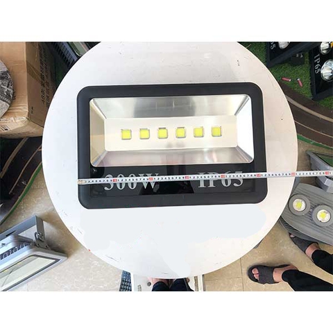 Đèn pha LED ngoài trời 300W - IP65 pha tròn chóa rộng (6*50w)