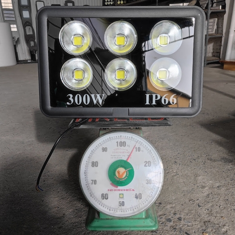 Đèn pha LED ngoài trời 300W - IP65 pha tròn (6*50w)