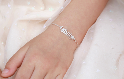 Top 5 món quà trang sức bạc khắc tên cho bé dịp sinh nhật, đầy tháng