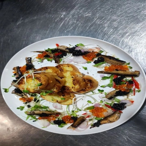 Cá sardine trứng cá tầm bánh mì