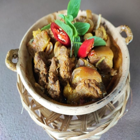 Thố Cari dê Chà Và chấm bánh mì