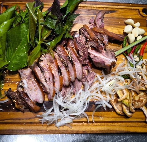 Dê đút lò ghém rau rừng