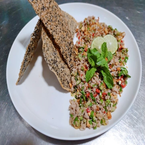 Gỏi sụn sườn heo kiểu Thái xúc bánh đa