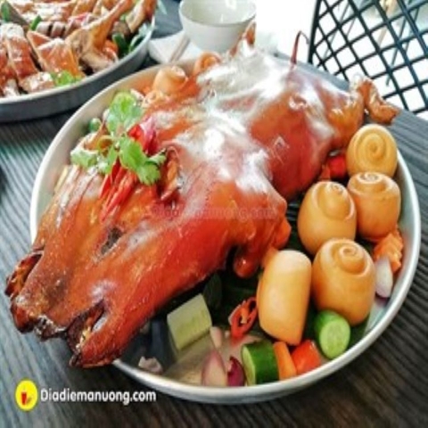 heo-sua-quay-gion-kem-banh-bao-chien