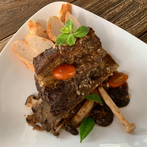 Sườn bò Mỹ đút lò kèm bánh mì