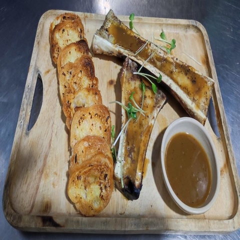 Ống tuỷ bò nướng kèm bánh mì bơ tỏi