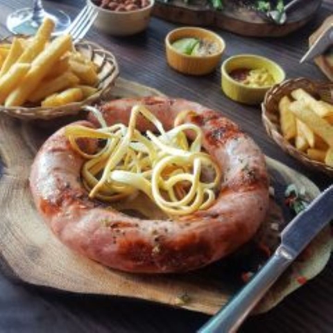 Xúc xích Đức nướng kèm khoai tây và phomai xông khói