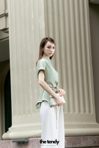 Áo lụa dáng suông, cổ thuyền ATHINA màu xanh bơ có dây buộc