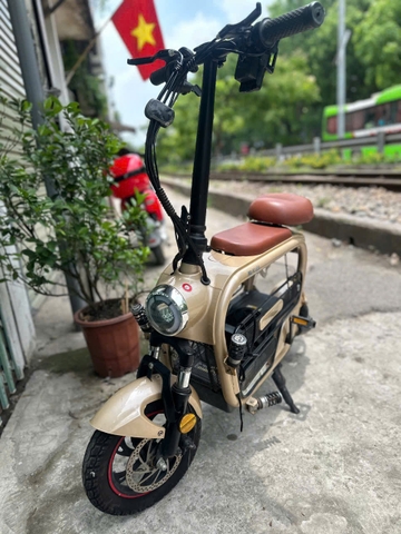 Xe điện chở em bé