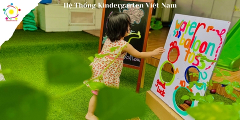 Niềm vui hân hoan của những em bé được vui chơi.