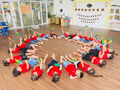 TƯNG BỪNG CỜ HOA, KINDERGARTEN VIỆT NAM CHÀO NĂM HỌC MỚI    Sớm tinh sương