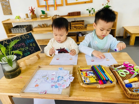 LỚP SUN – ACTIVITIES: DÁN TRANG PHỤC BÉ TRAI, BÉ GÁI