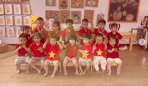 Tay bé vẫy cờ – Tim bé tự hào