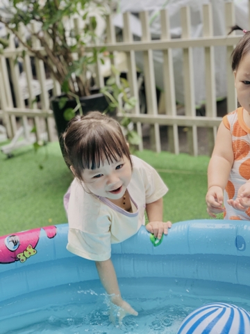 Hoạt động ngoài trời : Của cô trò lớp nhà trẻ  “ Quan sát bể bơi mini”.
