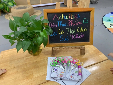 Activities: Phân loại nhóm thực phẩm rau củ và hoa quả