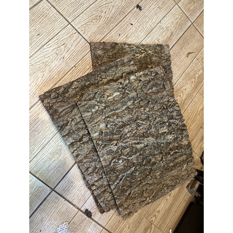 Tấm cork vỏ cây gỗ sồi làm nền chuồng nuôi tạo cảm giác thiên nhiên