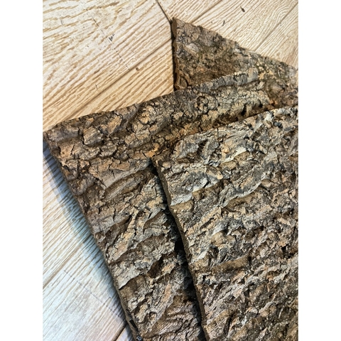 Tấm cork vỏ cây gỗ sồi làm nền chuồng nuôi tạo cảm giác thiên nhiên