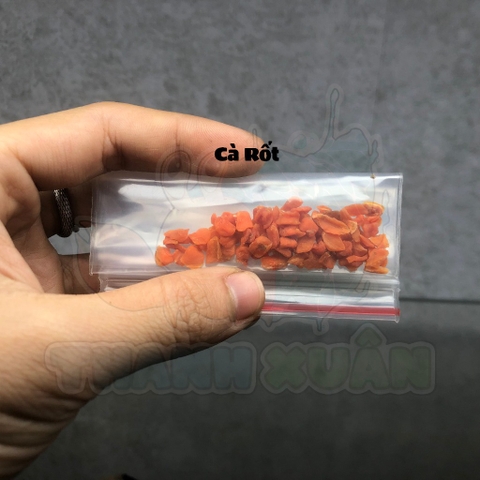 Thức ăn sấy khô gồm : cá hồi, tôm, khoai lang, cà rốt gói nhỏ 3g