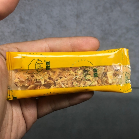 Thức ăn sấy khô gồm : cá hồi, tôm, khoai lang, cà rốt gói nhỏ 3g