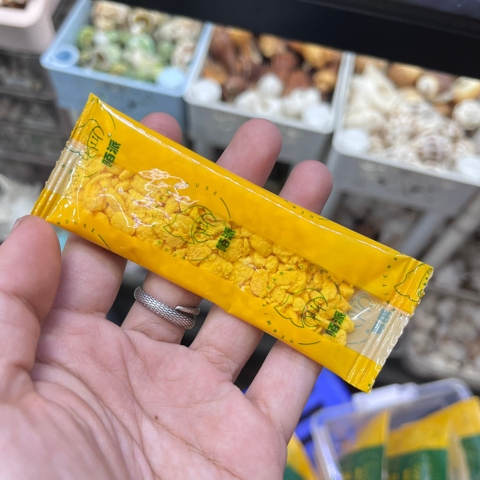 Thức ăn sấy khô gồm : cá hồi, tôm, khoai lang, cà rốt gói nhỏ 3g